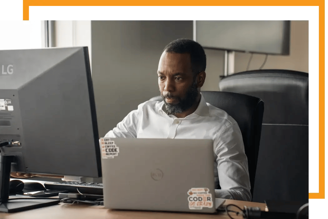 Expert en apprentissage automatique surveillant les données commerciales