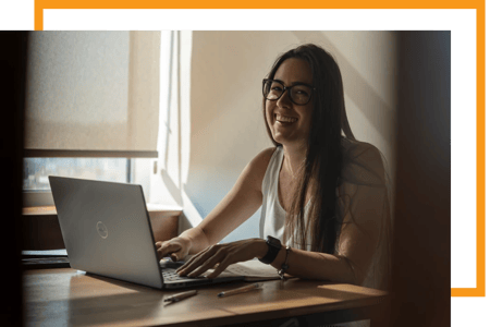 Un consultant d'Alter Solutions qui travaille avec bonheur