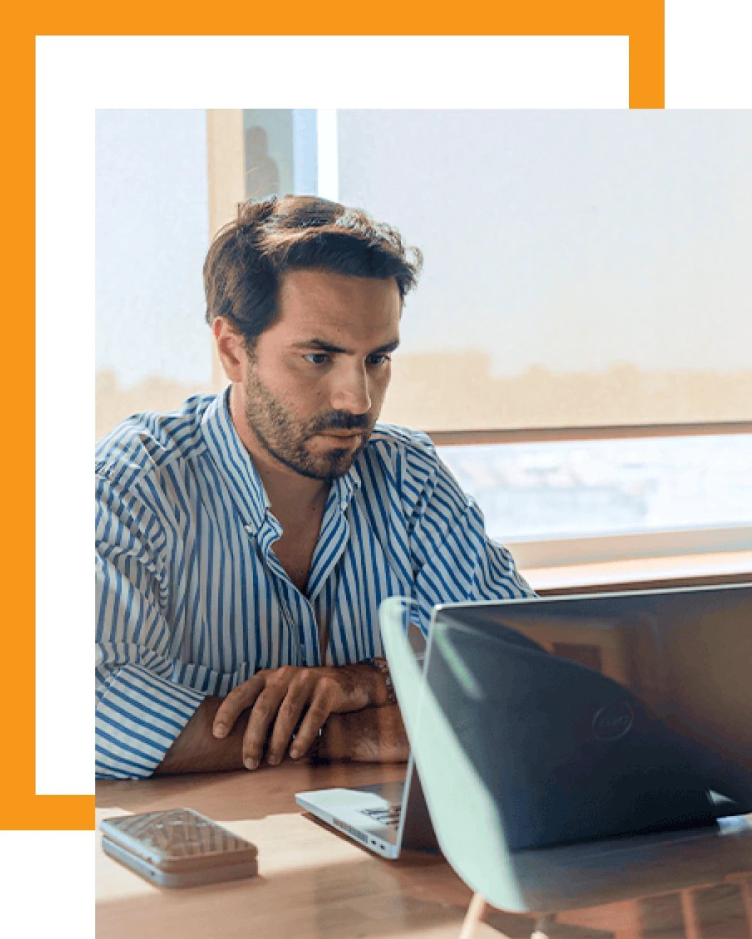 Développeur React Nearshore travaillant sur le projet d'un client
