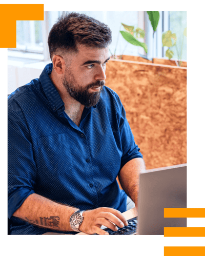 Consultant d'Alter Solutions travaillant au bureau