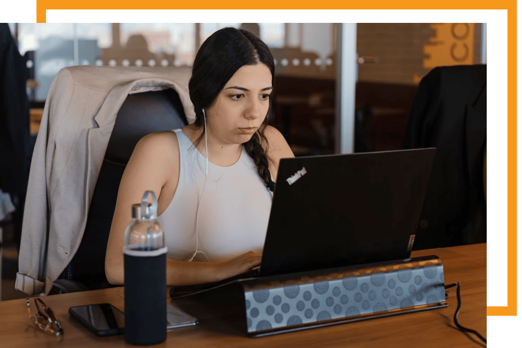 Consultant d'Alter Solutions travaillant sur son pc