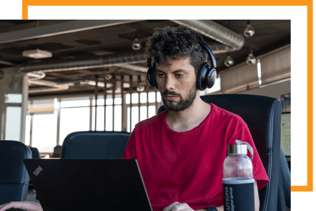 Développeur front-end mettant en œuvre de nouvelles fonctionnalités logicielles
