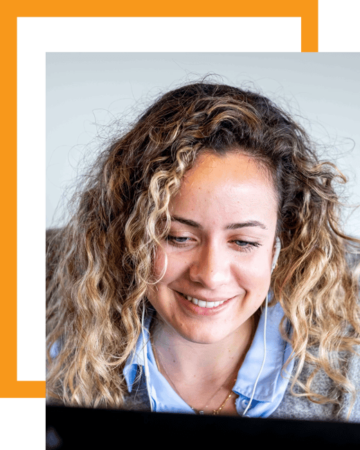 Consultant d'Alter Solutions travaillant avec plaisir au bureau Consultant d'Alter Solutions travaillant avec plaisir au bureau