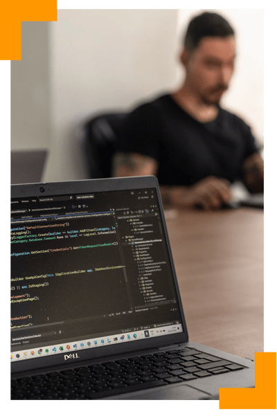 Développeur de logiciels travaillant sur une application pour le projet d'un client