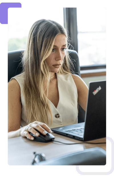 Développeur de logiciels participant à un programme de formation JavaScript online