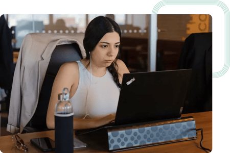Développeur Java travaillant sur un microservice utilisant Java et Spring Framework