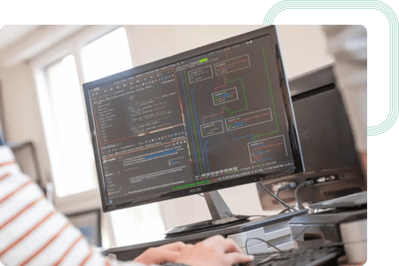 Consultant en cybersécurité travaillant au bureau