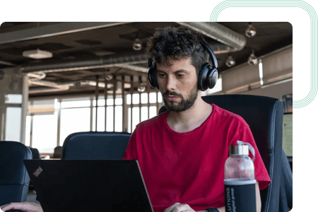 Développeur front-end mettant en œuvre de nouvelles fonctionnalités logicielles