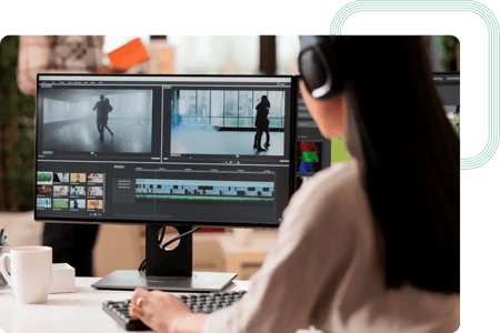 Développeuse React travaillant sur de nouvelles fonctionnalités vidéo pour l'application principale du client
