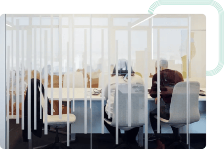 Équipe d'analystes de risques en réunion dans les bureaux d'act digital