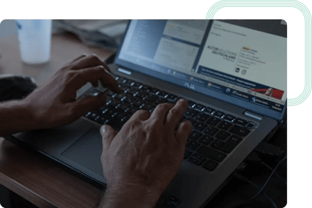 Ingénieur DevOps mettant à jour la documentation pertinente pour répondre aux incidents commerciaux