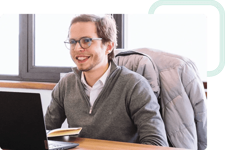 Consultant en cybersécurité effectuant une analyse approfondie des solutions SIEM disponibles