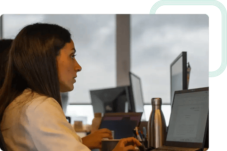 Développeur travaille sur une application de souscription d'assurance