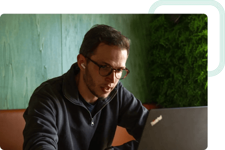 L'expert d'act digital développe une API pour le client