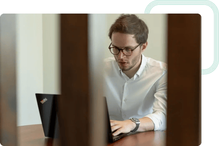 Expert en cybersécurité définissant les objectifs des audits de conformité