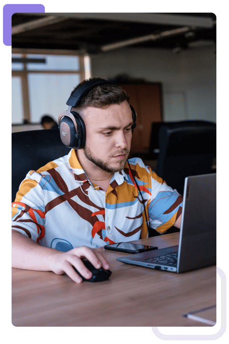 Développeur de logiciels travaillant sur une nouvelle application pour le projet d'un client