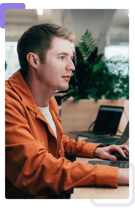 Cloud Engineer analysant l'infrastructure informatique d'un client