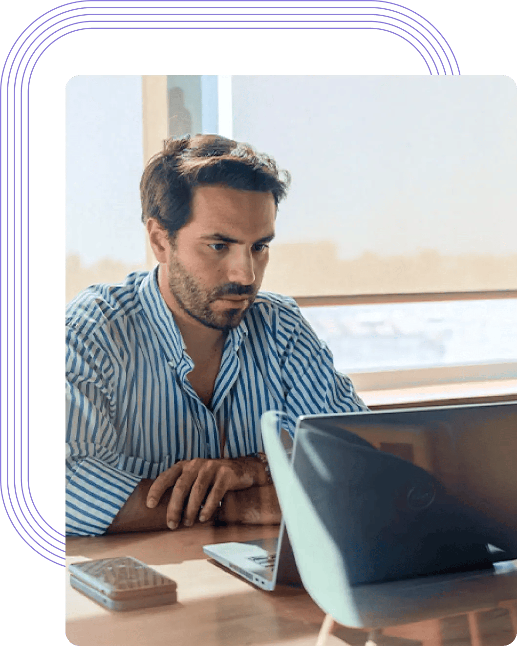 Développeur React Nearshore travaillant sur le projet d'un client