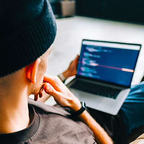 Technicien évaluant les logs de détection de cybersécurité sur l'ordinateur Technicien évaluant les logs de détection de cybersécurité sur l'ordinateur