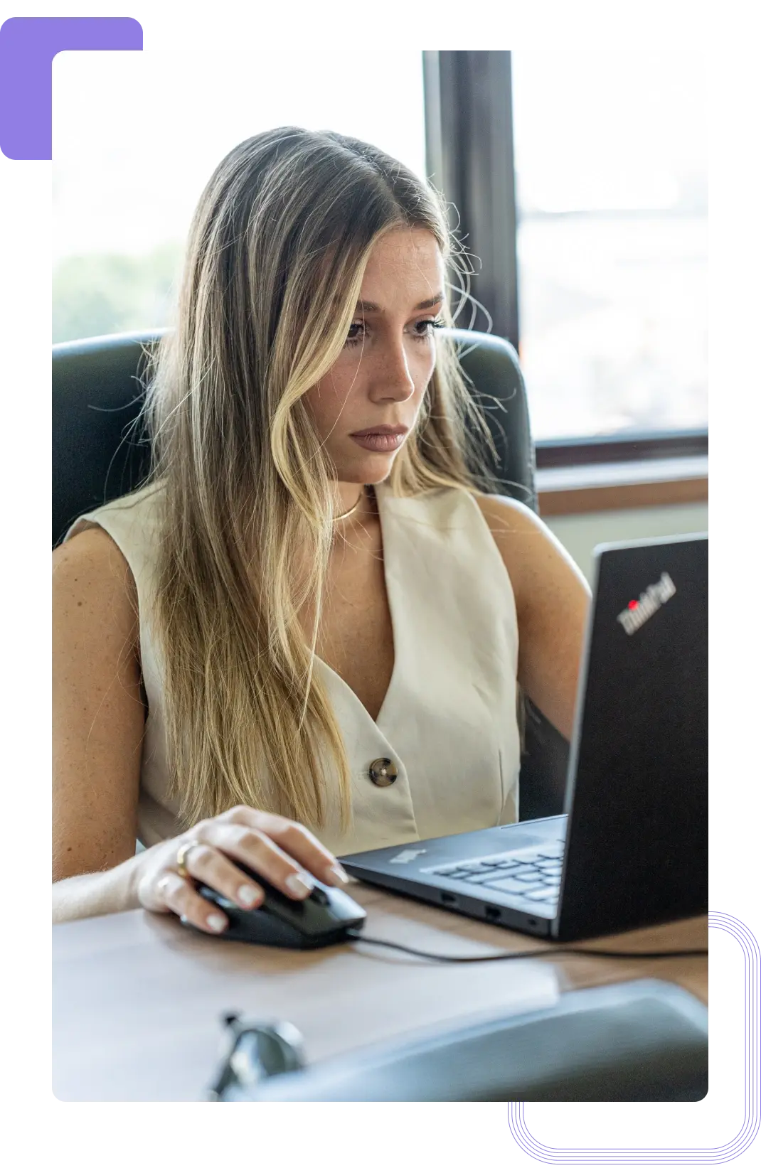 Recruteuse en informatique analysant le CV d'un candidat Recruteuse en informatique analysant le CV d'un candidat